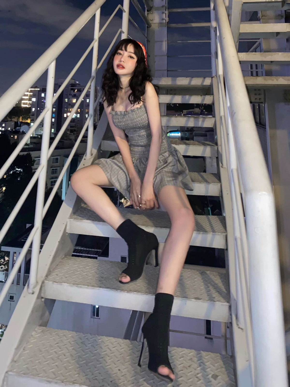 Sau hai lần sinh nở, người đẹp vẫn giữ được vóc dáng quyến rũ. Cô tích cực cập nhật các xu hướng của giới trẻ nên thường được khen như chị gái của hai con.