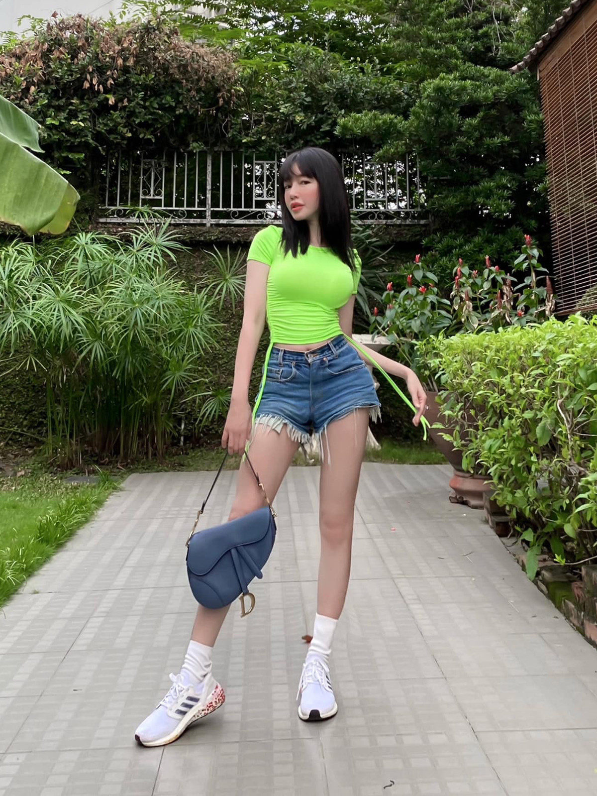 Phong cách thường ngày của Elly Trần gắn với những món đồ năng động, khoe hình thể khéo léo.