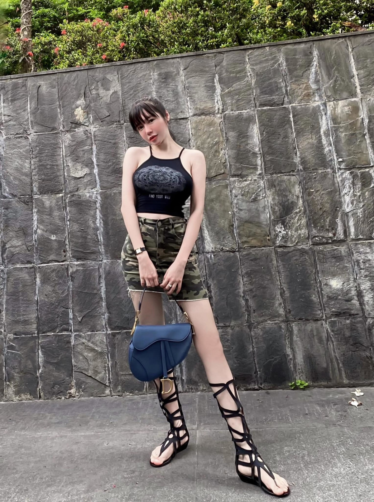 Elly Trần là một trong những hot girl đời đầu, được biết đến qua những bộ ảnh thời trang gợi cảm, body siêu nóng bỏng.