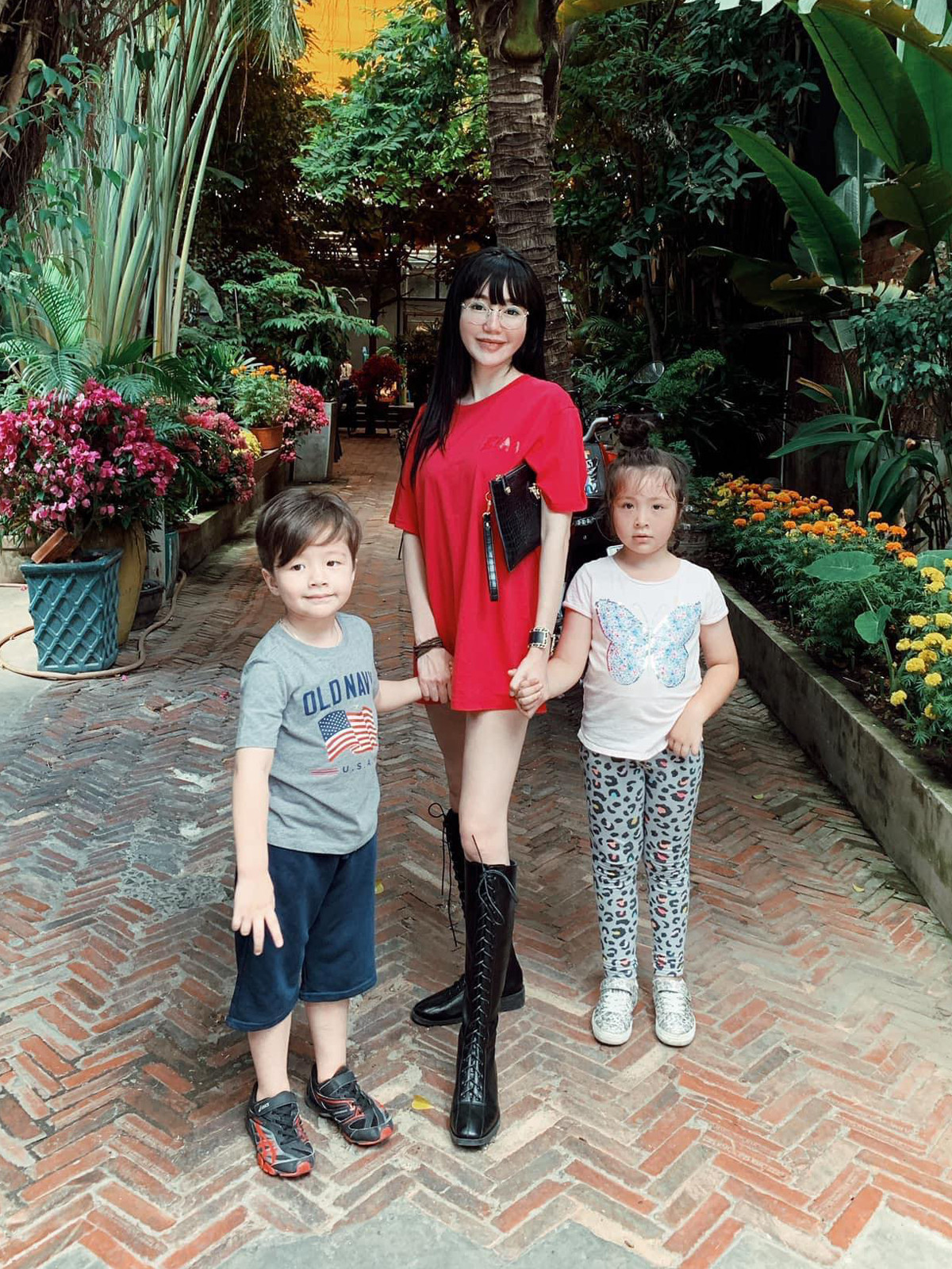 Cô chọn mix áo xoắn ngực ôm sát cùng chân váy xanh lá ngắn cũn. Ngoài ra, Elly Trần còn kèm thêm 2 đôi giày gồm boots chiến binh cột dây cùng đôi cao gót Chanel và nhờ dân tình... tư vấn hộ.