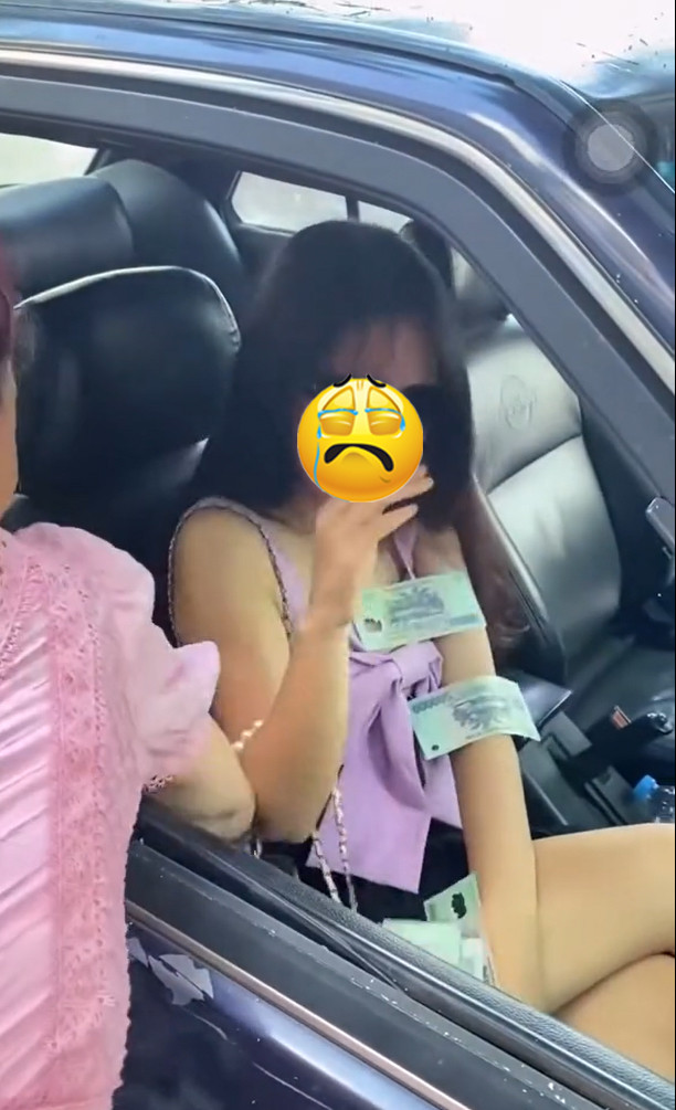 Đoạn video ghi lại cảnh lục đục của gia đình nhỏ khi mẹ và con gái bắt gặp cảnh bố lái xe chở tình trẻ trên phố đã khiến người xem xôn xao bàn tán.