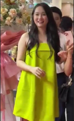 Ngoại hình khác lạ cùng với việc diện chiếc váy rộng, Trúc Anh đã làm dấy lên nghi vấn mang thai.