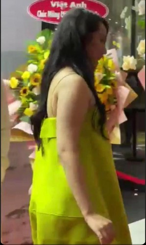 Chưa kể, cô chọn chiếc đầm xanh chuối phom rộng như cố che đi thân hình phát tướng.