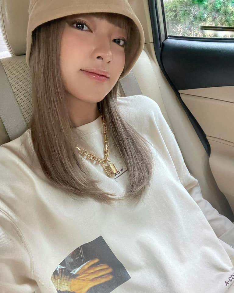 Không chỉ nổi tiếng với những trang phục khiến netizen phải ngước nhìn, Châu Bùi còn khiến hội chị em phải trầm trồ ngưỡng mộ khi nhan sắc ngày một thăng hạng.