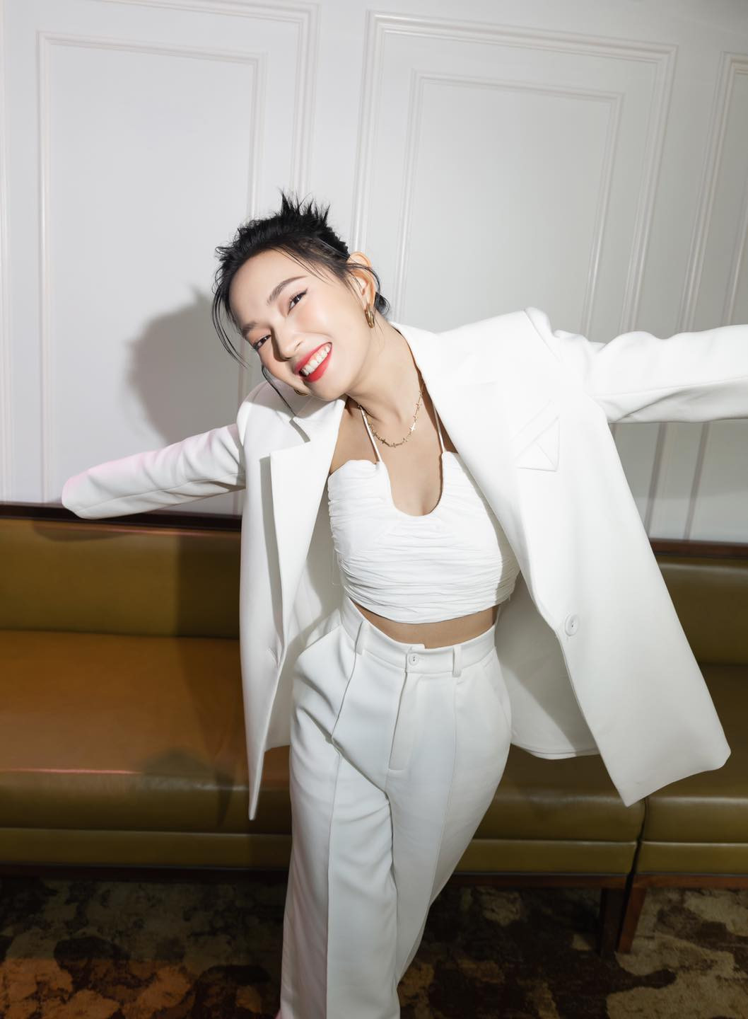 Cụ thể, hot girl Châu Bùi chia sẻ: ""70 năm trị vì, 15 Thủ tướng, 1 Nữ hoàng - Thước đo chính xác nhất cho những hành động của chúng ta chính là thời gian tồn tại của những điều tốt đẹp mà ta có".