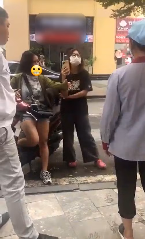 Sau một hồi cãi nhau, mẹ nữ chính cũng lên tiếng nhưng không phải để nhận lỗi mà bênh con: "Chị nói em nghe này, nếu đúng là chó nhà chị đi vệ sinh nhẹ thì chị cũng thôi, chứ nếu mà nó đi vệ sinh nặng thì bao giờ chị cũng mang giấy đi để dọn".