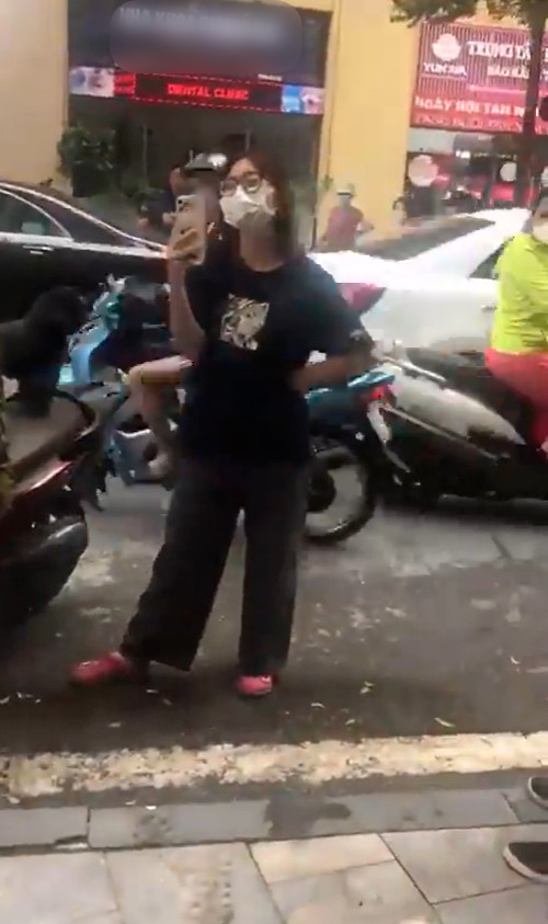 Đặc biệt, sau khi xem xong đoạn clip cư dân mạng đều bất bình trước câu nói ngông cuồng "em bỏ tiền ra thuê thì người ta phải dọn cho em" của cô gái này. Sau đó, bảo vệ khu chung cư thẳng thắn đáp lại với mẹ nữ chính về sự việc vừa xảy ra thế nhưng cô gái vẫn không hề biết sai thậm chí còn chen ngang lời người lớn.