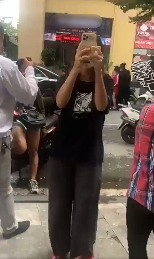 Theo nội dung clip, trong thời gian cô gái dắt chó đi dạo dưới khu chung cư, không may chó xả bậy ngay trên vỉa hè dưới tòa nhà. Lúc này, các cô lao công và bảo vệ của tòa nhà thấy vậy đã nhắc nhở cô gái dọn dẹp.