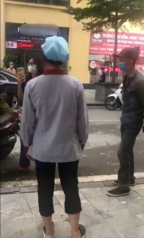 Sự việc này tiếp tục đẩy lên cao trào khi một cô lao công không kìm được cảm xúc đã phải lên tiếng sau hành động vô ý thức, coi thường người khác của cô gái này: “Cô nói này, cô không biết là nhà cháu giàu hay nhà cháu nghèo, nhưng cháu không được khinh thường người khác như thế. Xong cháu lại nói với anh này là bố mẹ cháu đẻ ra không để cháu đi làm bảo vệ, cháu nói như vậy là không đúng”.