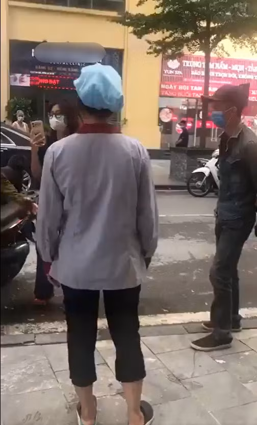 Sự việc này tiếp tục đẩy lên cao trào khi một cô lao công không kìm được cảm xúc đã phải lên tiếng sau hành động vô ý thức, coi thường người khác của cô gái này: “Cô nói này, cô không biết là nhà cháu giàu hay nhà cháu nghèo, nhưng cháu không được khinh thường người khác như thế. Xong cháu lại nói với anh này là bố mẹ cháu đẻ ra không để cháu đi làm bảo vệ, cháu nói như vậy là không đúng”.