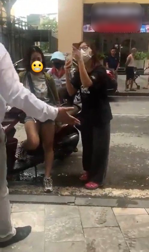 Thay vì đồng ý dọn sạch hiện trường, nữ chính trong đoạn clip lại tỏ ra nóng nảy, bất bình với thái độ nhắc nhở của mọi người.