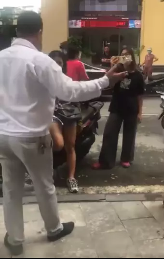 Sau khi đoạn clip được đăng tải đã nhận về vô vàn ý kiến phẫn nộ. Đa phần đều không tình với thái độ của cô gái, cho rằng cách cư xử và lời lẽ của cô không được “chuẩn mực” khi nói chuyện với người lớn tuổi.