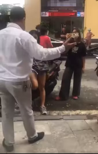 Sau khi đoạn clip được đăng tải đã nhận về vô vàn ý kiến phẫn nộ. Đa phần đều không tình với thái độ của cô gái, cho rằng cách cư xử và lời lẽ của cô không được “chuẩn mực” khi nói chuyện với người lớn tuổi.