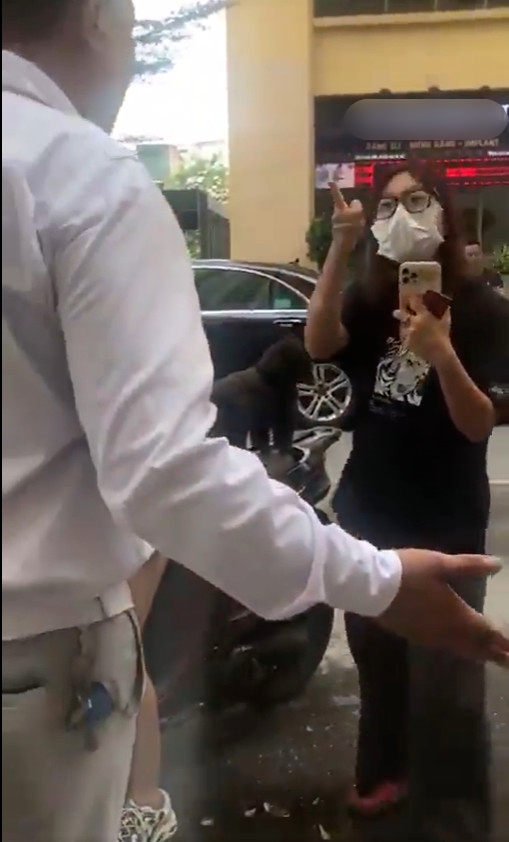 Cô gái tiếp tục chỉ tay trong lúc nói chuyện với nhân viên lao công lớn tuổi, khăng khăng rằng: “Cháu không khinh thường, cháu tôn trọng mọi ngành nghề, nhưng vấn đề là người làm công việc đó có đáng được tôn trọng không thì lại là chuyện khác”.