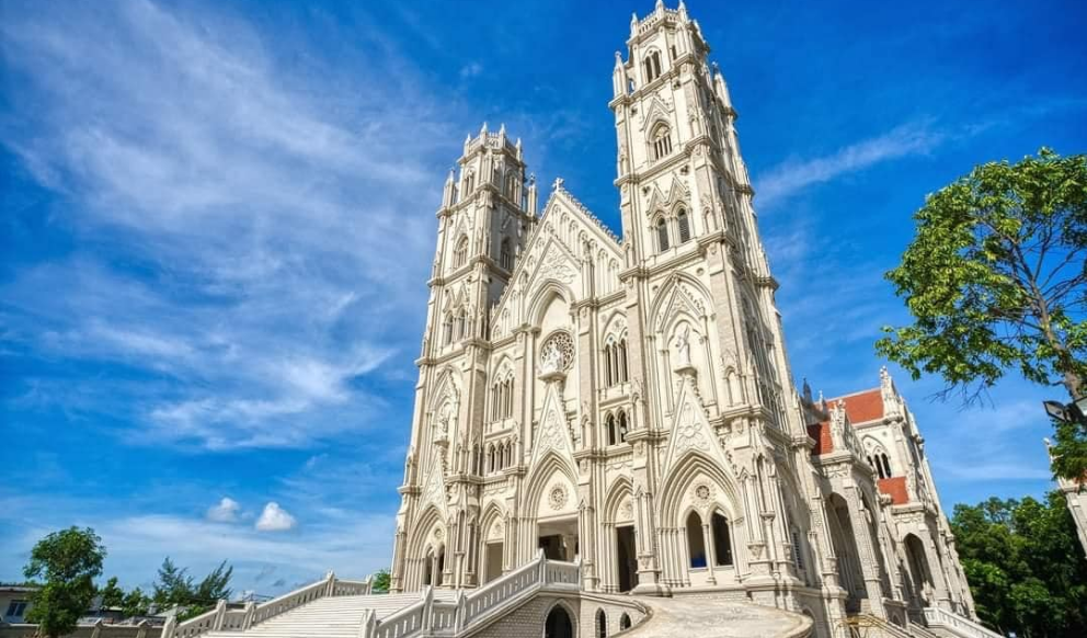 Dù chưa được vào bên trong tham quan nhưng bạn cũng đừng nên lo lắng vì vốn dĩ bên ngoài nhà thờ đã là 1 background sống ảo "chất như nước cất". Ảnh: Dương Phi