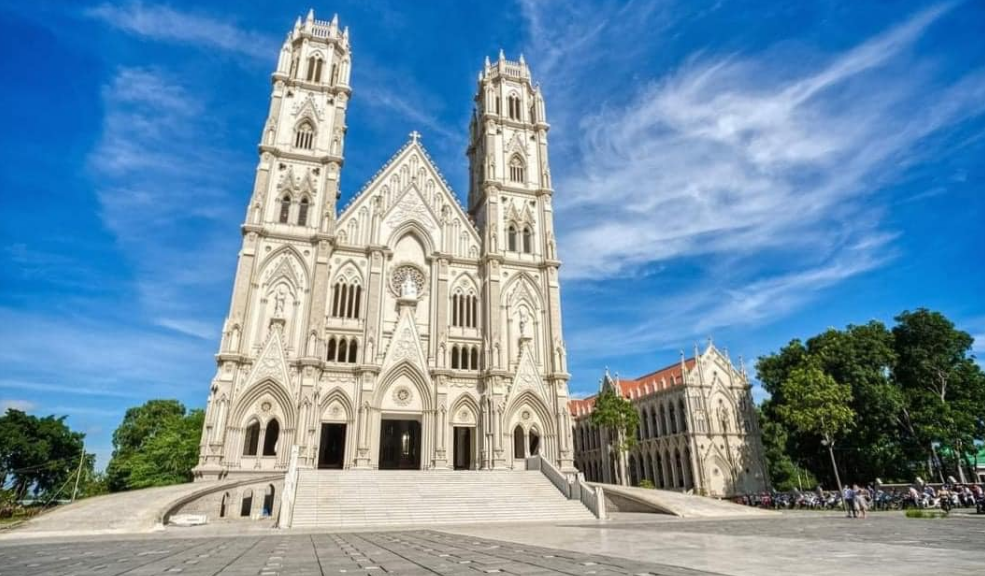 Bức tường màu trắng cùng thiết kế cổ kính bên ngoài nhà thờ Song Vĩnh là địa điểm mà không ít bạn trẻ đến check in, sống ảo đăng tải lên MXH. Ảnh: Dương Phi