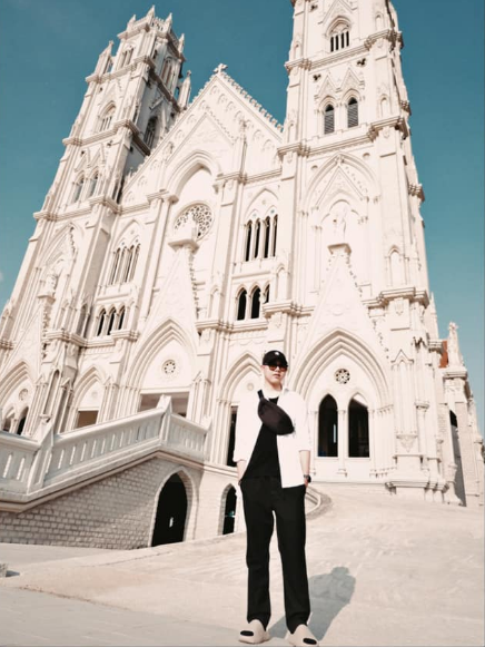 Lướt nhẹ trên các group địa phương ở Bà Rịa, Vũng Tàu, bạn sẽ thấy rất nhiều những tấm ảnh “so deep” được chụp tại nhà thờ Song Vĩnh. Ảnh: Trần Bảo