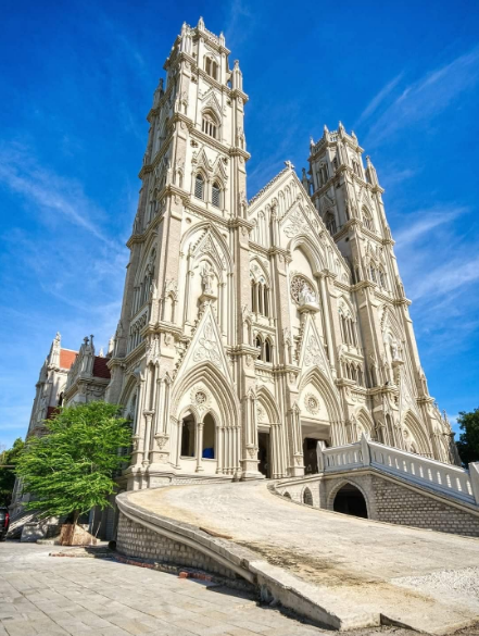 Nếu ở Hà Nội có Nhà thờ Lớn, ở Sài Gòn có Nhà thờ Đức Bà thì ở Vũng Tàu có Nhà thờ Song Vĩnh, được coi là địa điểm check in lý tưởng của nhiều bạn trẻ. Ảnh: Dương Phi