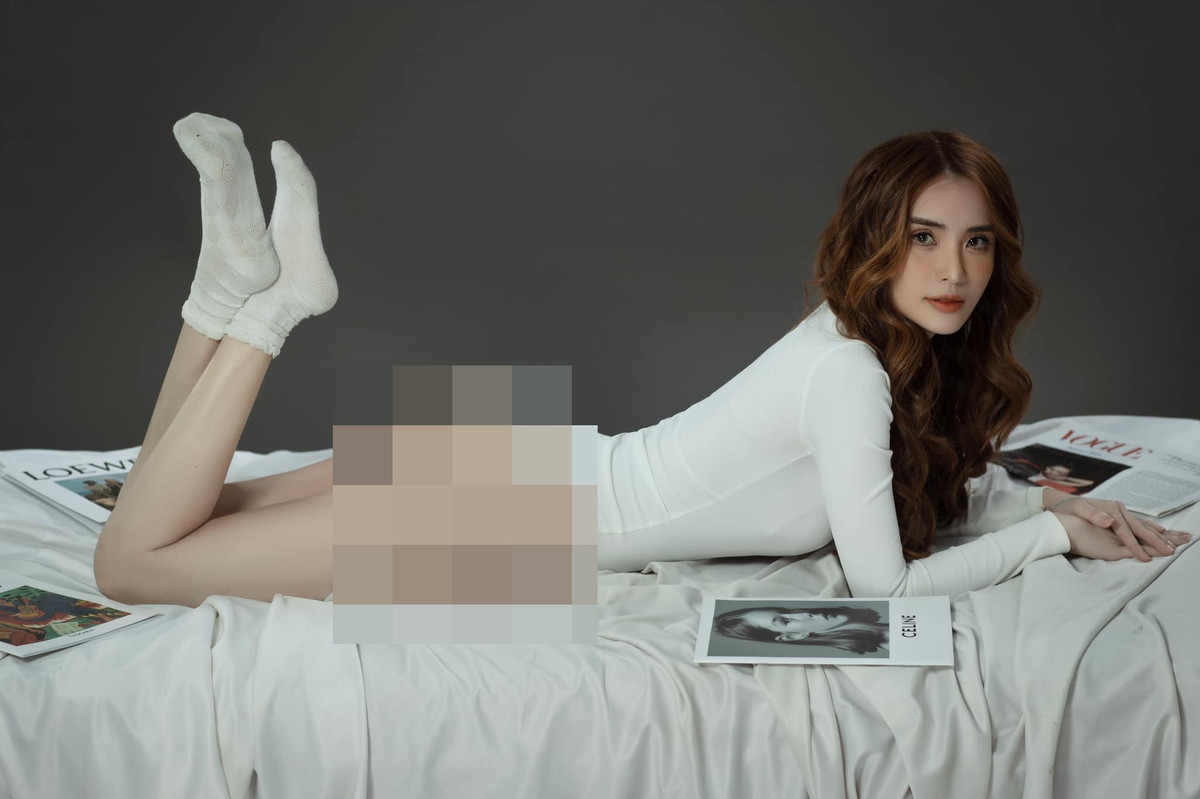 Có thể thấy, từng đường nét trên gương mặt của cô đều rất hài hòa cân đối, cộng với layout trang điểm càng khiến người đẹp 33 tuổi thêm phần lung linh.