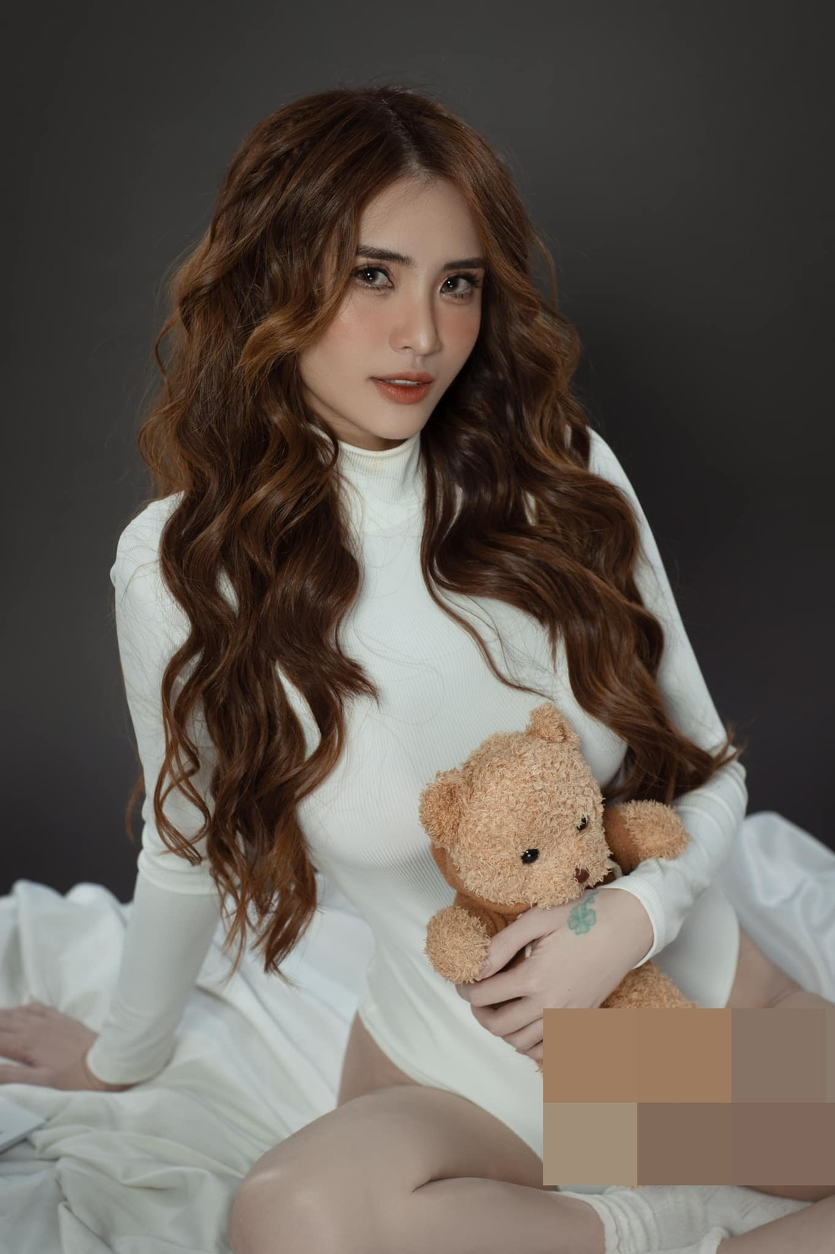 Trong quá khứ, Khánh Chi và người bạn thân từng thành lập nhóm nhạc và hoạt động biểu diễn một thời gian ngắn để thỏa mãn đam nghê ca hát.