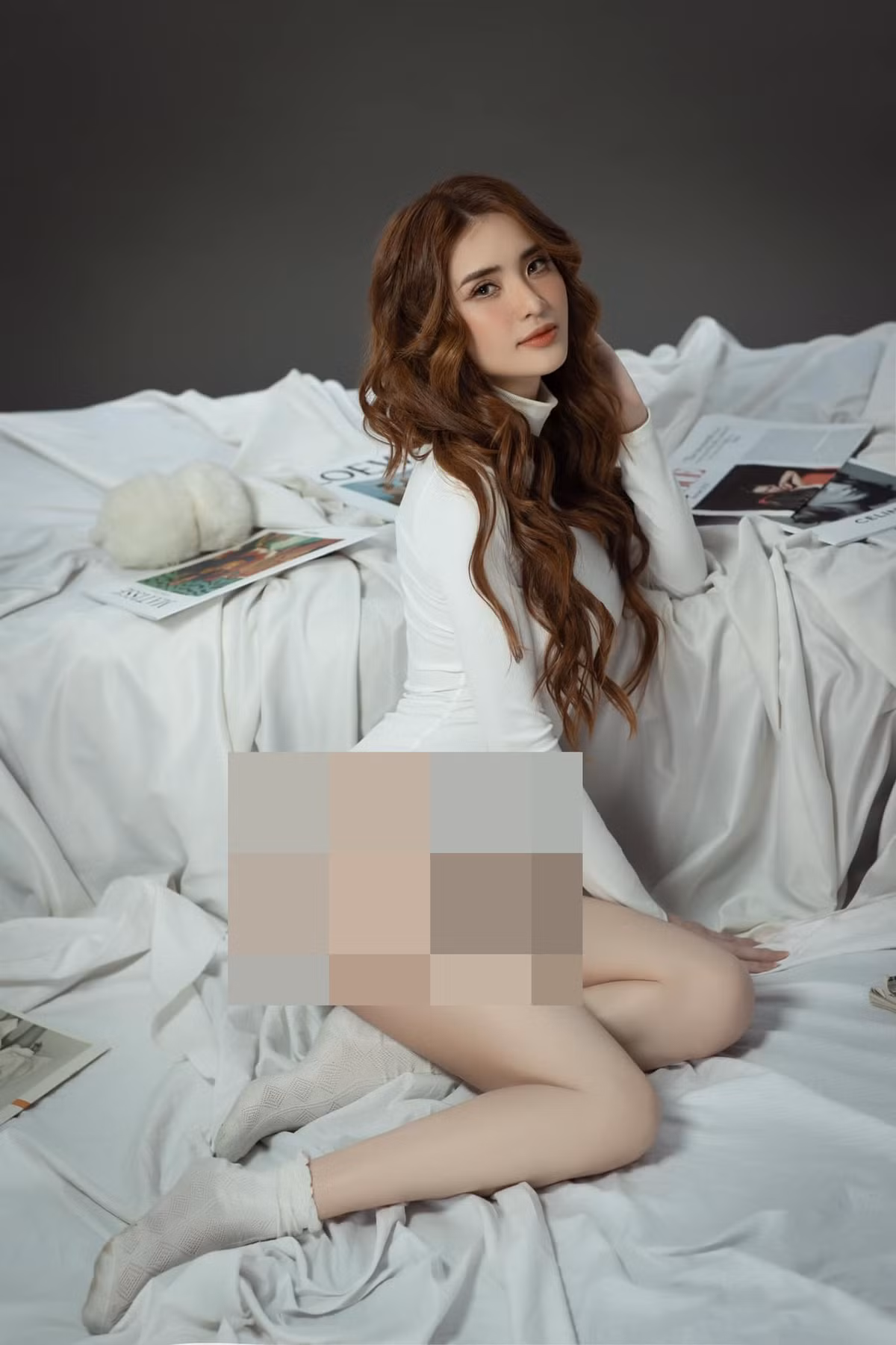 Trong ảnh, người đẹp này diện một bộ body suit màu trắng khoe đường cong cơ thể gợi cảm, vòng eo con kiến và làn da trắng nõn.