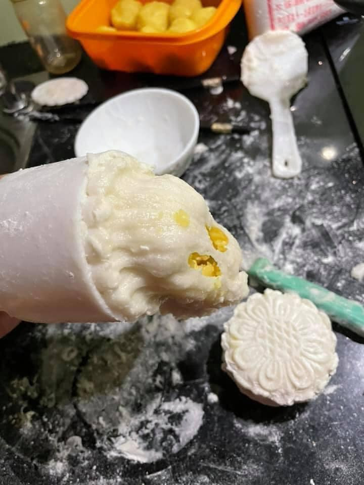 Nhiều người thích ăn bánh Trung thu handmade nhưng thực sự sau khi bắt tay tự làm thì chỉ biết câm nín. Ảnh: Sống Tích Cực Mỗi Ngày