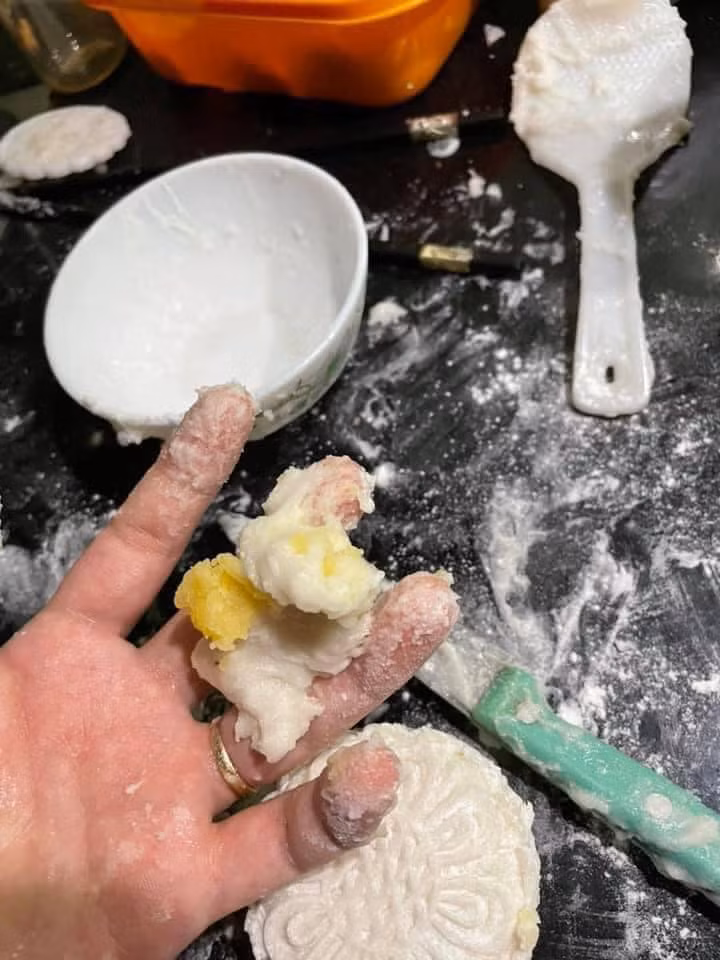 Ép khuôn làm bánh dẻo thế nhưng có lẽ do phần bột nhào nặn chưa đúng nên chúng mới thành ra thế này.