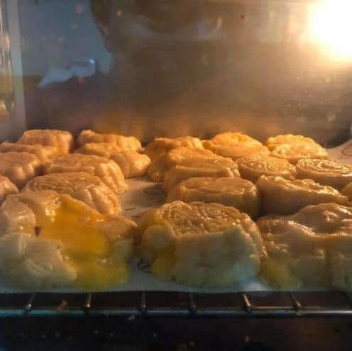 Người ta nướng bánh đẹp, còn cô gái này nướng bánh bị nhân trào ra ngoài.