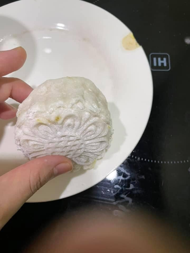 Bánh Trung thu là loại bánh đòi hỏi sự tỉ mẩn, vì thế, chỉ một chút sơ suất bạn hoàn toàn có thể phải nhận những mẻ bánh "đỡ không nổi".