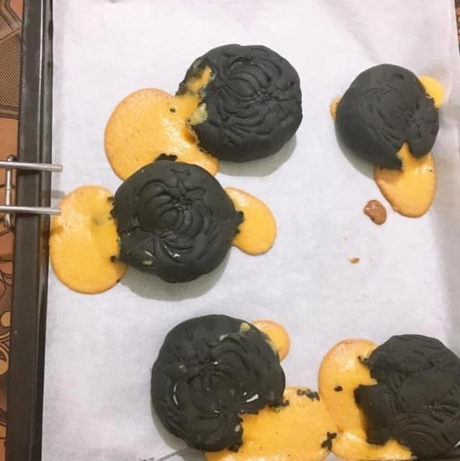 Chiếc bánh Trung thu bóng đêm núi lửa phun trào này ắt hẳn là thành phẩm của một bàn tay đảm đang.