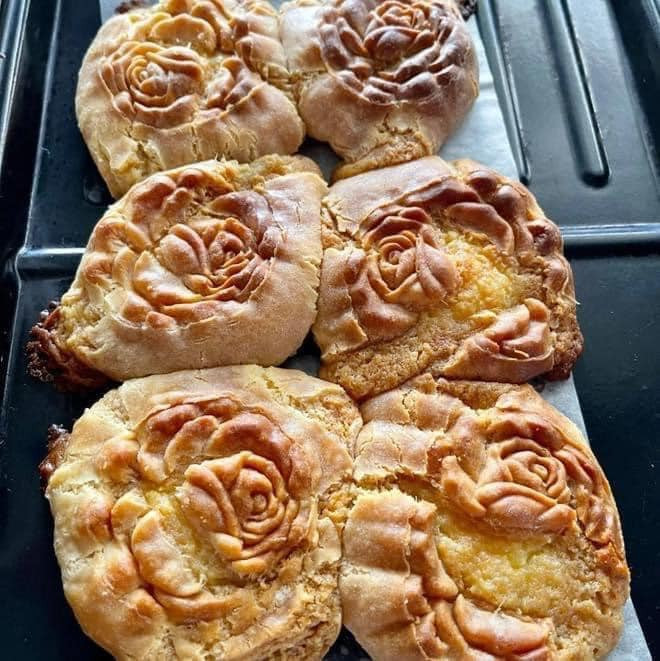 Chỉ vì ngủ quên nên chiếc bánh Trung thu trở nên thảm họa. Hình hài của chiếc bánh đã không còn nguyên vẹn từ lúc nào.