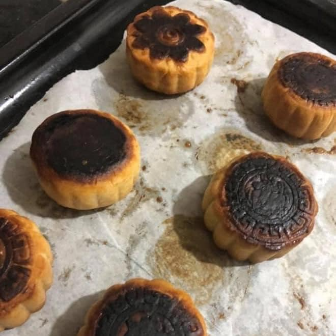 Mới đây, hội ghét bếp lại một lần nữa khiến cộng đồng mạng "dậy sóng" trước những chiếc bánh Trung thu thảm họa, nhìn vào chả dám thưởng thức.