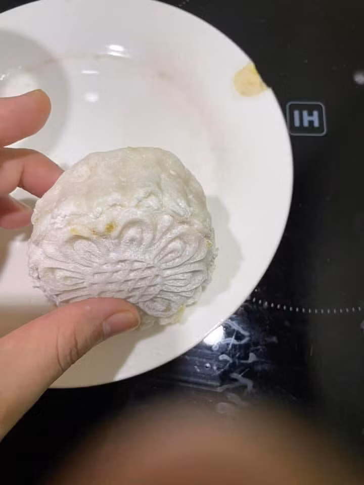 Bánh Trung thu là loại bánh đòi hỏi sự tỉ mẩn, vì thế, chỉ một chút sơ suất bạn hoàn toàn có thể phải nhận những mẻ bánh "đỡ không nổi".