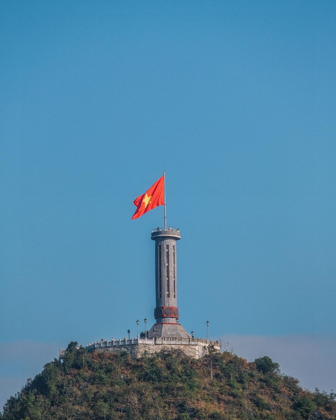 Khi đến mùa lúa chín, những mảng màu vàng trải dài, tràn ngập trẻo cao. Lũng Cú vào thời điểm này trở nên đẹp tuyệt, tựa như một bức tranh thiên nhiên rực rỡ. Ảnh: instagram: sontungst