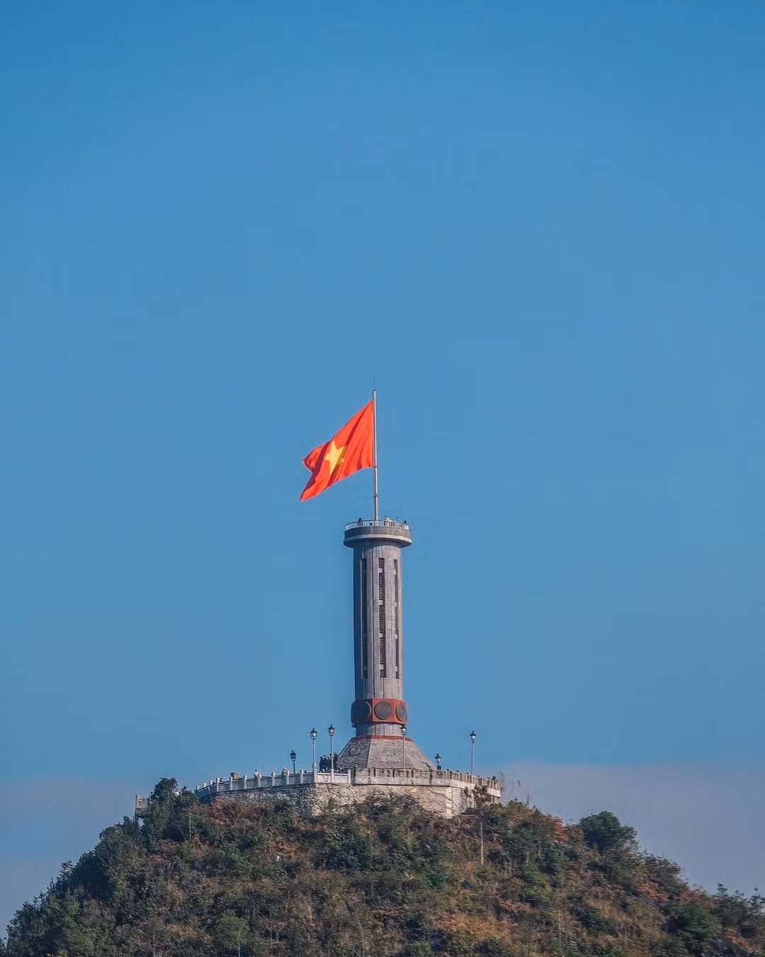 Khi đến mùa lúa chín, những mảng màu vàng trải dài, tràn ngập trẻo cao. Lũng Cú vào thời điểm này trở nên đẹp tuyệt, tựa như một bức tranh thiên nhiên rực rỡ. Ảnh: instagram: sontungst