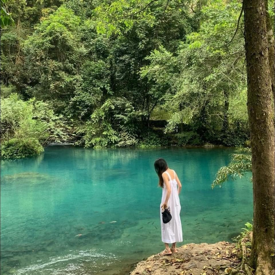 Hồ Thang Hen cũng là địa điểm check in lý tưởng ở Cao Bằng. Hồ nước này có khung cảnh đẹp nhất nhì Bắc Bộ với dòng nước màu xanh ngọc bích phản chiếu mây trời. Ảnh: Ngọc Thảo
