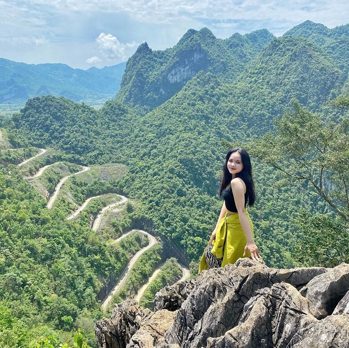 Đèo Mã Phục là con đèo đẹp nhất, con đèo rộng và đẹp, những dãy núi cao thấp nối tiếp nhau trải dài những cánh đồng ngô, lúa xanh mướt, ngay bên đường là bản nhỏ với những ngôi nhà có hàng rào đá bao quanh vững chãi, đẹp mắt.