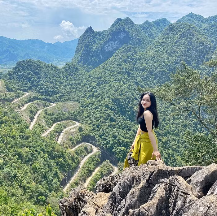 Đèo Mã Phục là con đèo đẹp nhất, con đèo rộng và đẹp, những dãy núi cao thấp nối tiếp nhau trải dài những cánh đồng ngô, lúa xanh mướt, ngay bên đường là bản nhỏ với những ngôi nhà có hàng rào đá bao quanh vững chãi, đẹp mắt.