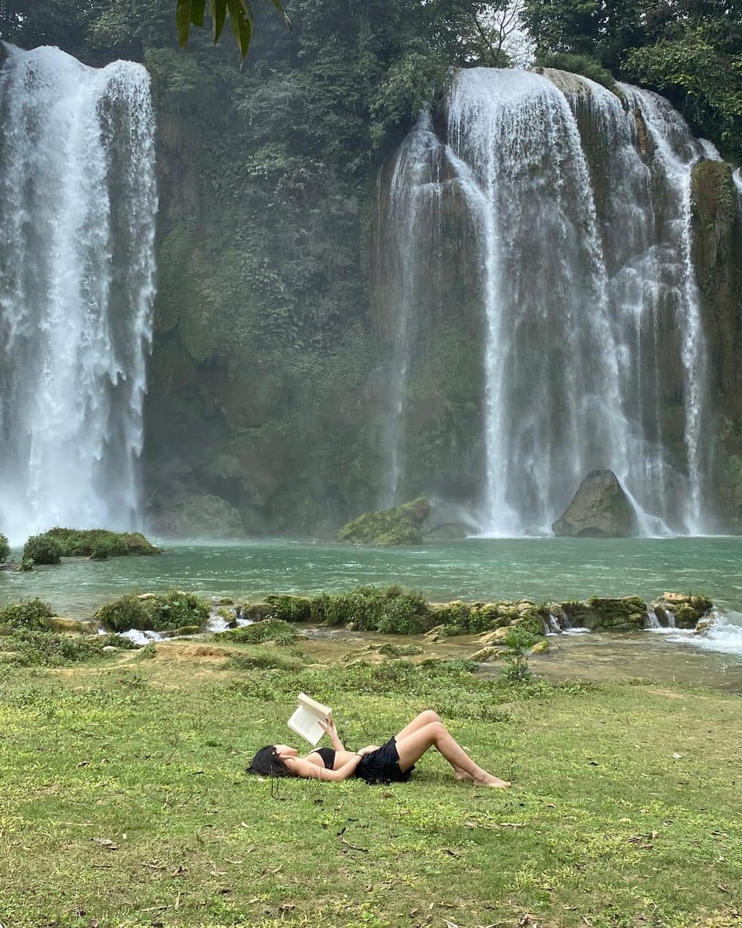 Thác Bản Giốc là một trong những thác nước hùng vĩ và tuyệt đẹp ở Việt Nam. Đây được coi là điểm check in ở Cao Bằng được giới trẻ ghé đến sống ảo.