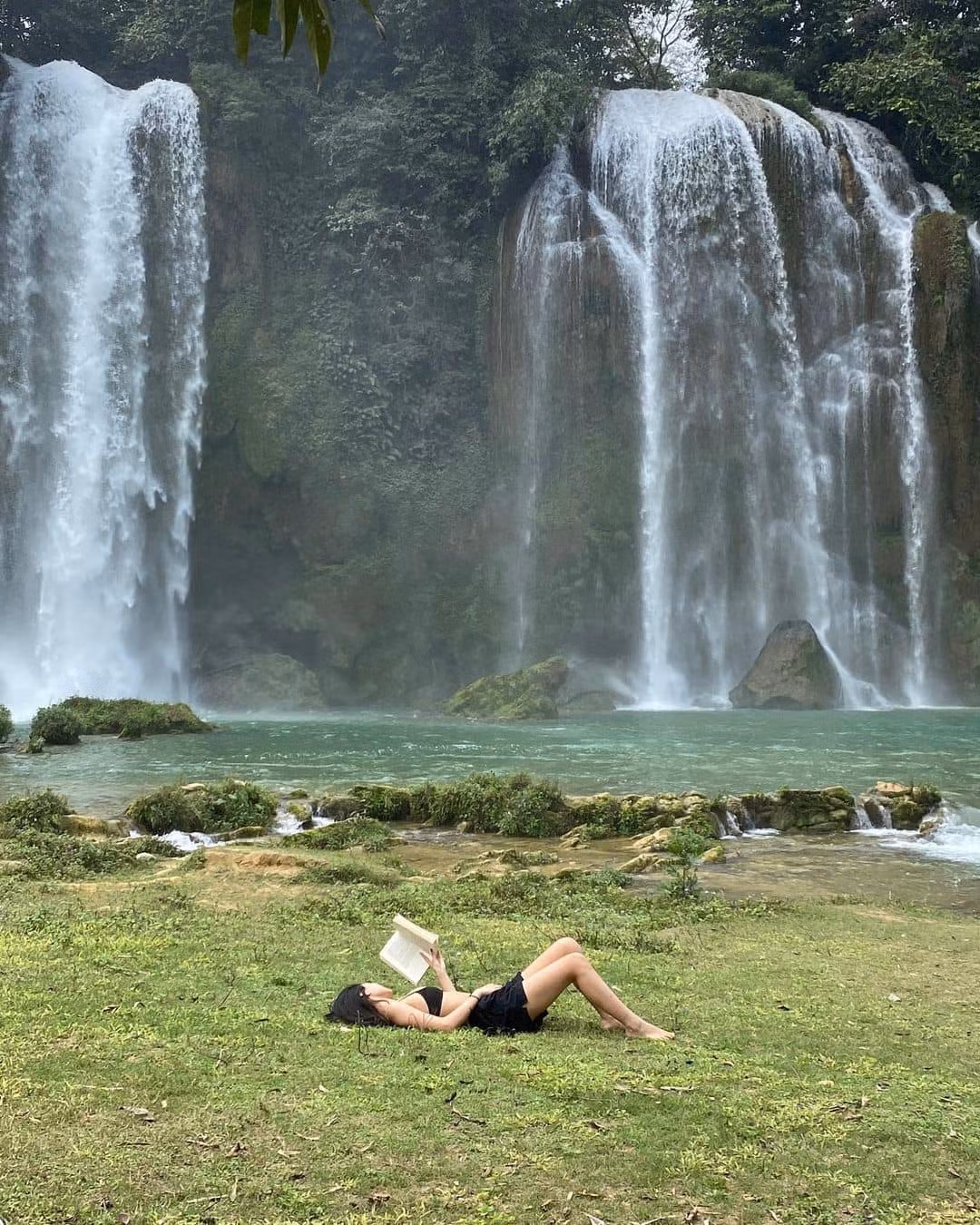 Thác Bản Giốc là một trong những thác nước hùng vĩ và tuyệt đẹp ở Việt Nam. Đây được coi là điểm check in ở Cao Bằng được giới trẻ ghé đến sống ảo.