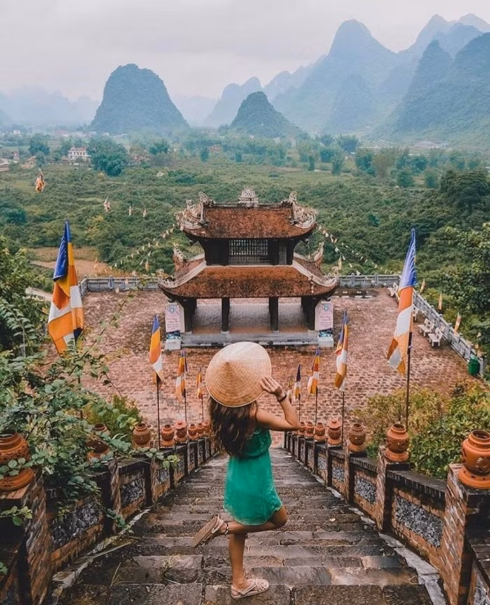 Chùa Phật Tích Trúc Lâm Bản Giốc là ngôi chùa đầu tiên được xây dựng trên mảnh đất biên cương phía bắc của Tổ quốc. Ở vị trí chùa tọa lạc có thể nhìn ngắm những cánh đồng lúa, dòng nước trắng xóa của thác Bản Giốc hùng vĩ giữa núi non mây trời trùng điệp.