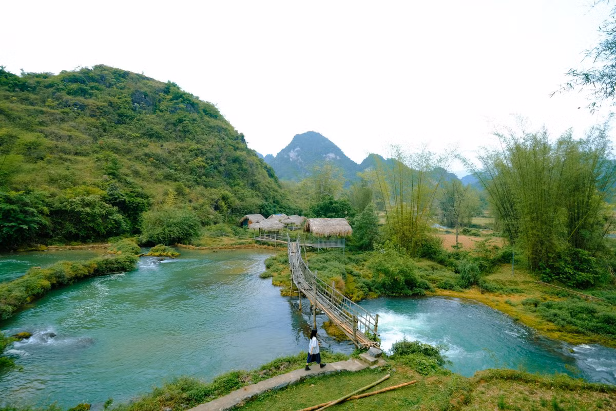 Với hệ thống sông, suối, cảnh quan có một không hai, Cao Bằng được coi là địa điểm check in được nhiều bạn trẻ mong muốn đến để trải nghiệm. Ảnh: Van Hni