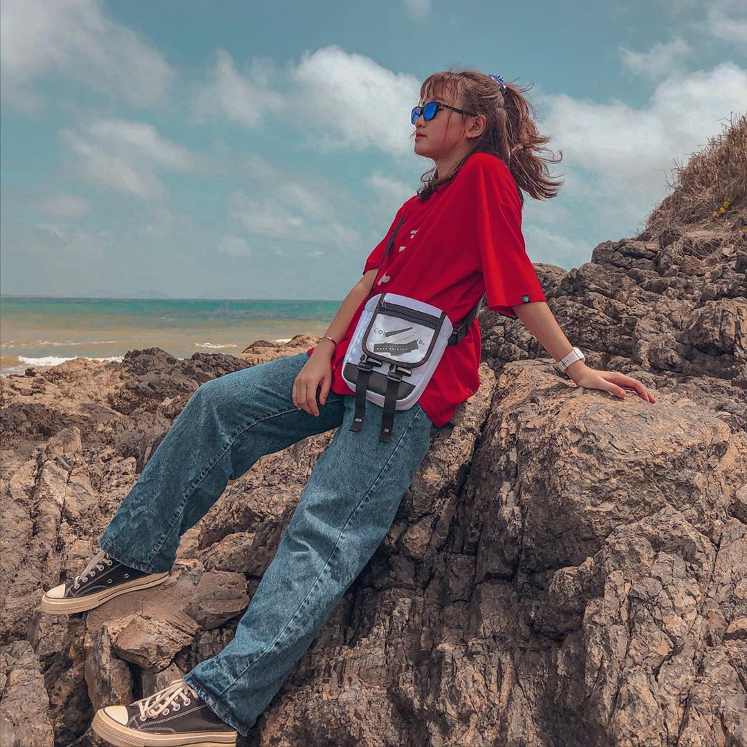 Nằm ở Bãi Sau của thành phố Vũng Tàu, Hòn Bà độc đáo như một viên ngọc của thành phố. Đến Vũng Tàu mà không ghé nơi này tắm biển và ngắm cảnh thì bạn sẽ tiếc hùi hụi đấy nhé. Ảnh: @wwithn