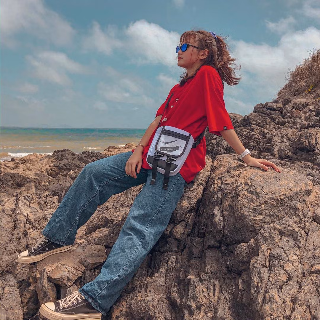 Nằm ở Bãi Sau của thành phố Vũng Tàu, Hòn Bà độc đáo như một viên ngọc của thành phố. Đến Vũng Tàu mà không ghé nơi này tắm biển và ngắm cảnh thì bạn sẽ tiếc hùi hụi đấy nhé. Ảnh: @wwithn