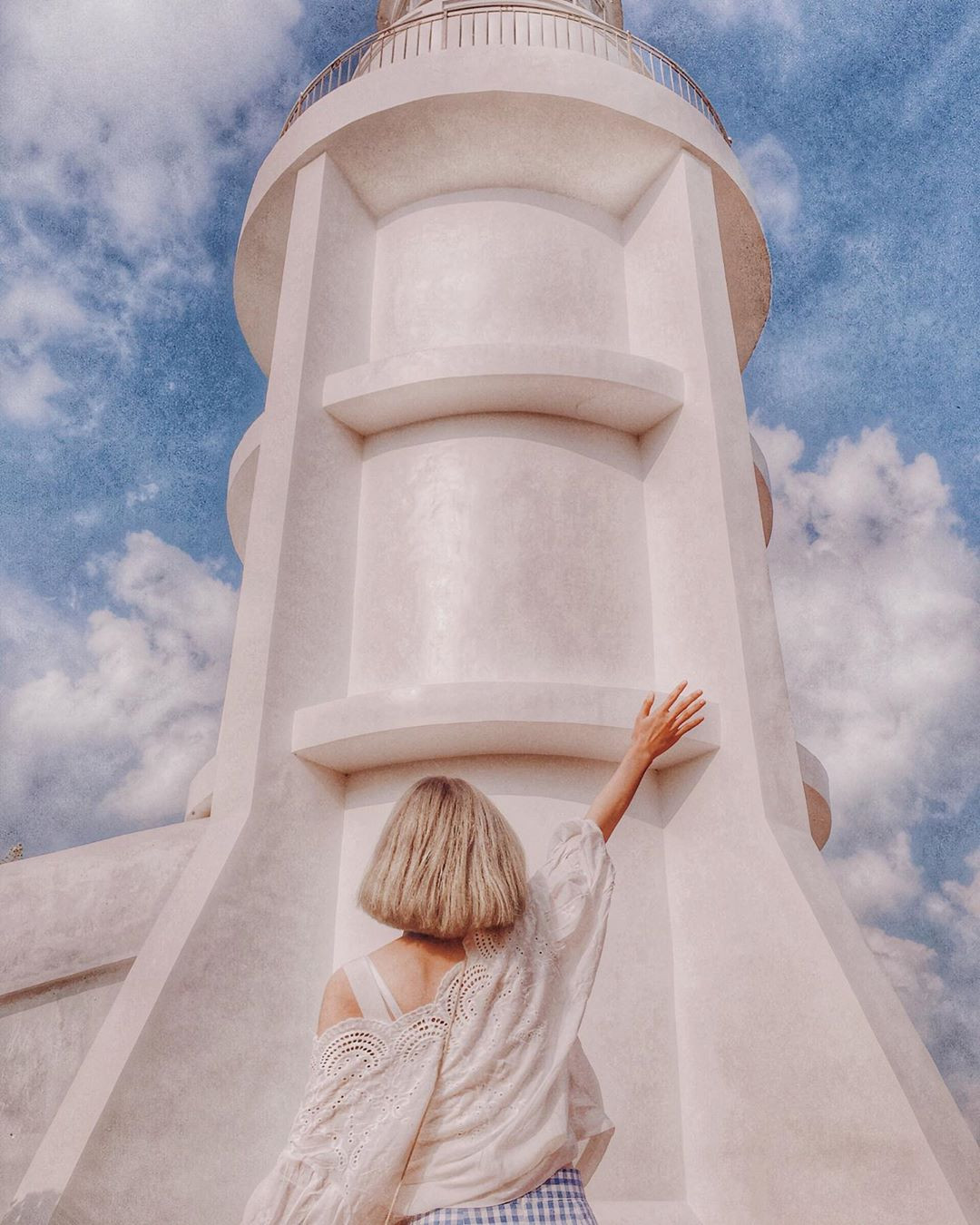 Ngọn Hải Đăng Vũng Tàu cũng là nơi được nhiều bạn trẻ check in. Con đường trải dài miên man, uốn lượn, thích hợp cho bạn chụp hình giữa bầu trời xanh ngắt. Lên tới đỉnh, kiến trúc cổ kính sẽ biến ngọn hải đăng trở nên thật lộng lẫy trước ống kính. Ảnh: @todayis_jaem