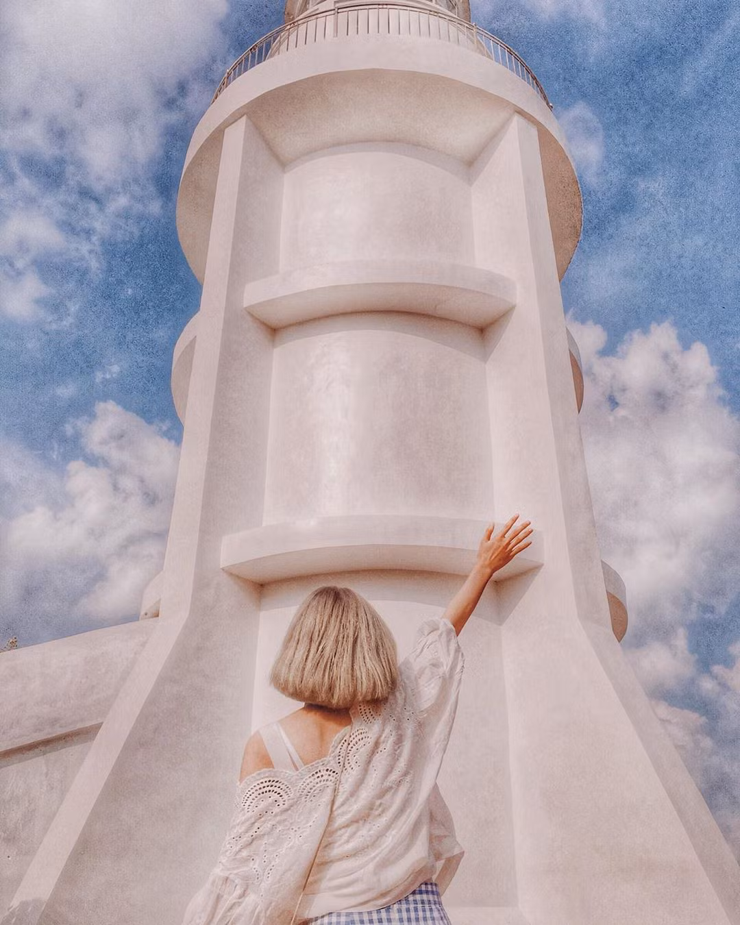 Ngọn Hải Đăng Vũng Tàu cũng là nơi được nhiều bạn trẻ check in. Con đường trải dài miên man, uốn lượn, thích hợp cho bạn chụp hình giữa bầu trời xanh ngắt. Lên tới đỉnh, kiến trúc cổ kính sẽ biến ngọn hải đăng trở nên thật lộng lẫy trước ống kính. Ảnh: @todayis_jaem