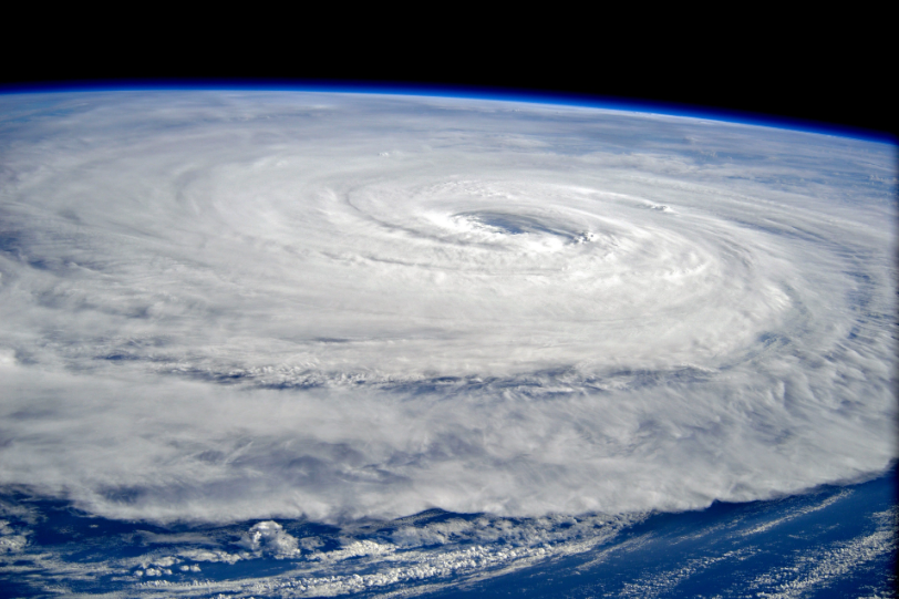 Một số tài khoản khác còn đăng ảnh chụp từ ISS của Trami, siêu bão hình thành năm 2018 tại phía tây Thái Bình Dương. Ngày 25/9/2018, nhà du hành vũ trụ người Đức Alexander Gerst đăng trên Twitter hình ảnh siêu bão Trami từ ISS, miêu tả mắt bão như "ổ cắm điện" khổng lồ trên bề mặt Trái Đất. Ảnh: Jack Fischer