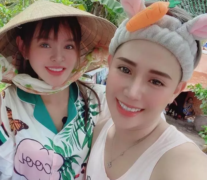 Được biết người may mắn nhận được món quà "mùi tiền" này chính là trợ lý lâu năm của cô tên Phạm Quyền Quy. Quy là một trong những cánh tay đắc lực giúp Trang Nemo trong quá trình kinh doanh.