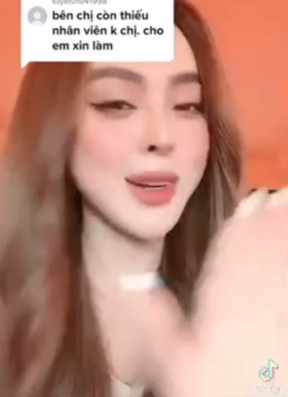 Ngoài ra hàng năm sẽ có những chuyến du lịch trong nước và ngoài nước mà cô dành cho nhân viên.