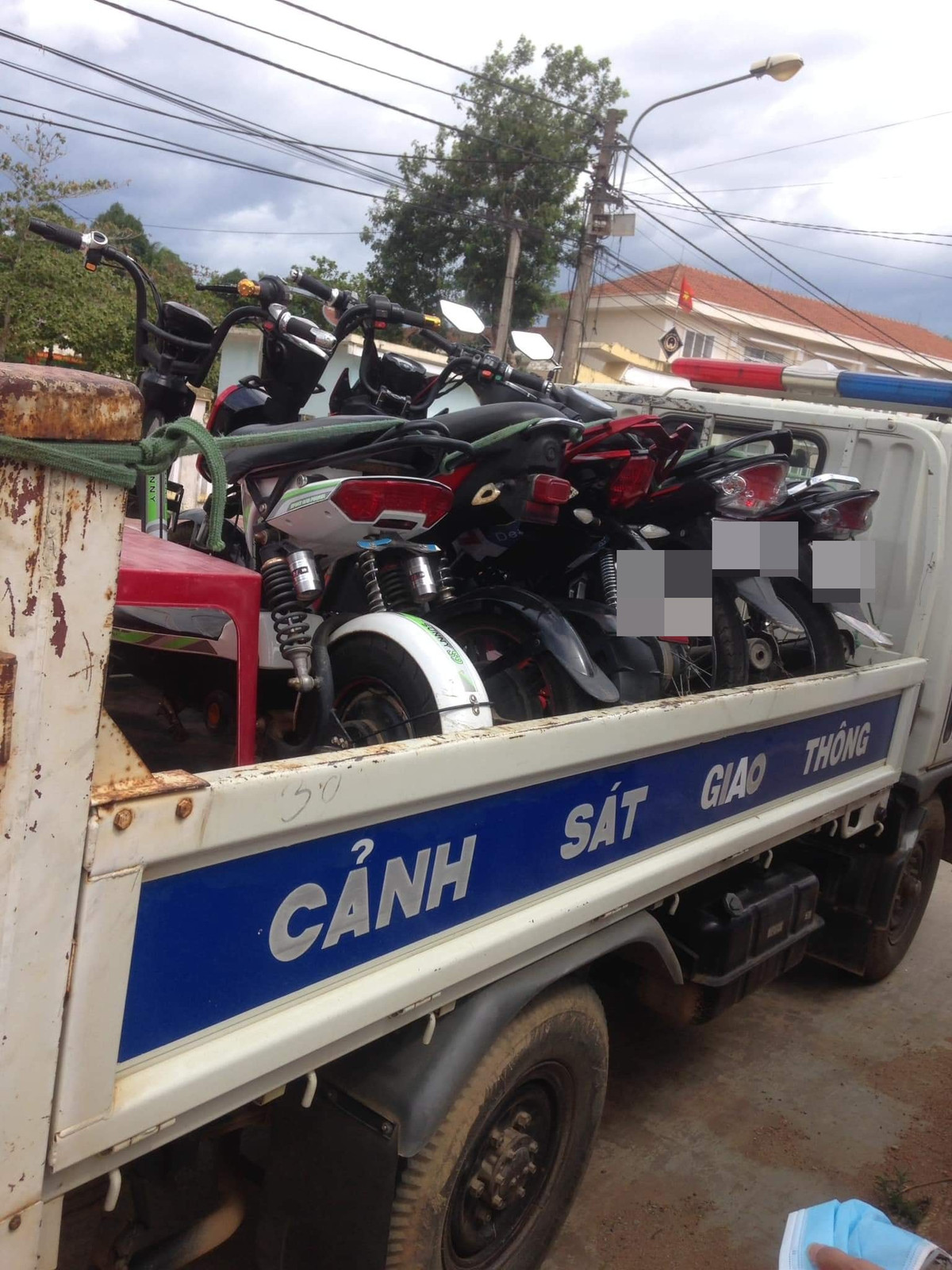 Cụ thể trên các fanpage, hình ảnh các học sinh bị xử lý vì vi phạm luật an toàn giao thông mà cụ thể là không đội mũ bảo hiểm được đăng tải rộng rãi và nhận về nhiều ý kiến. Ảnh: N.M.C/Trường Người Ta